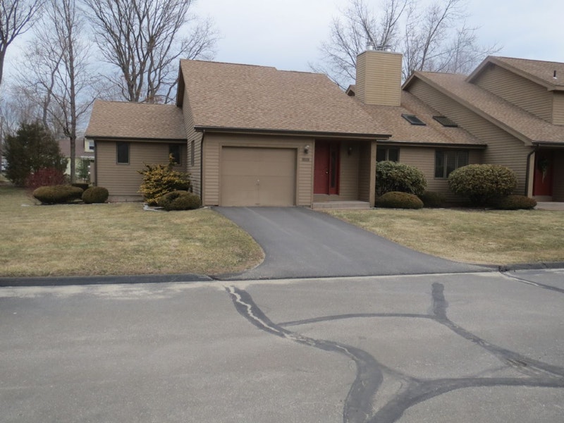 Rarely available ranch unit in Porterfield Condo Complex. Oak Grove Street , Manchester CT